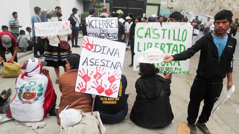 Seguidores del destituido presidente peruano Pedro Castillo se concentran frente a la cárcel de Lima en la que permanece en prisión preventiva. REUTERS/Sebastian Castaneda
