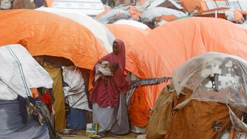 Una mujer somalí afectada por el empeoramiento de la sequía debido a la falta de lluvias estacionales frente a su refugio improvisado en el campamento Alla Futo, en las afueras de Mogadiscio, Somalia , el 23 de septiembre de 2022.