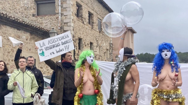 Un grupo de personas se manifestan desnudas en la sierrra de Madrid al grito de 'Ayuso, Escudero y Lasquetty dejan nuestra Sanidad en bolas'