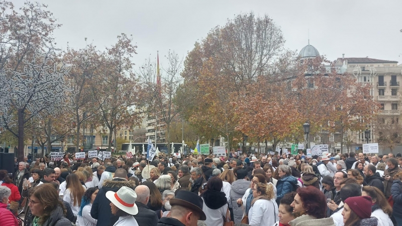 Centenares de personas protestan en la madrileña plaza de Chamberí, donde se sitúa la Consejería de Hacienda, contra las políticas sanitarias del Gobierno de Ayuso