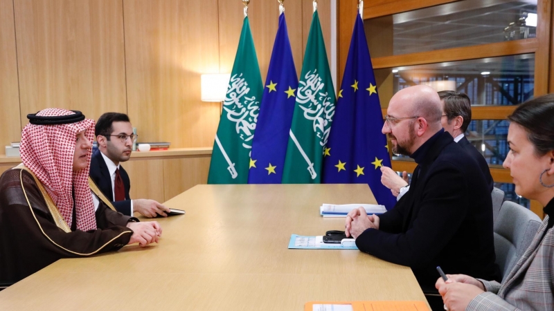 El presidente del Consejo Europeo, Charles Michel (R), se reúne con el Ministro de Estado de Relaciones Exteriores de Arabia Saudita, Adel Al-Jubeir