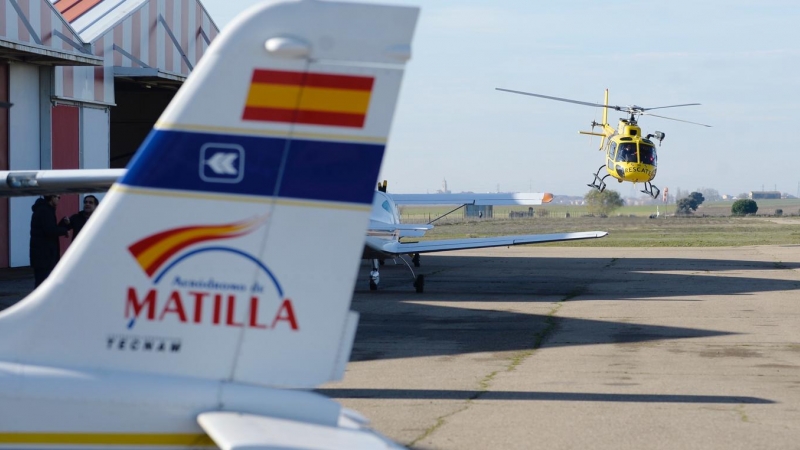 La Guardia Civil y el Ejército del Aire participan desde esta noche en un operativo de búsqueda de un ultraligero ocupado por dos personas y desaparecido desde ayer por la tarde, tras despegar del aeródromo de Matilla de los Caños (Valladolid).