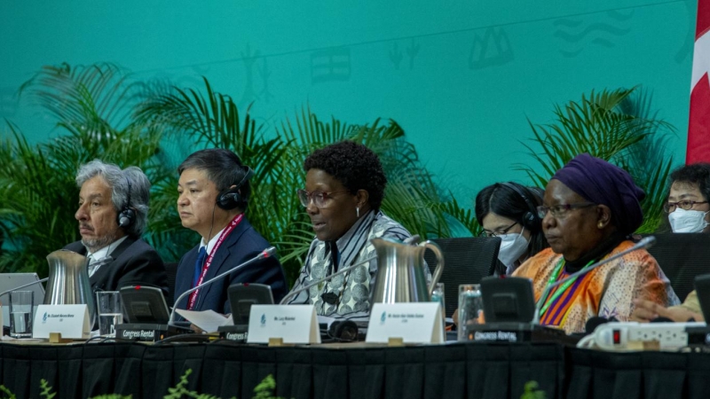 La secretaria ejecutiva de la Convención sobre Diversidad Biológica, Elizabeth Maruma Mrema; y el presidente de la Conferencia de la ONU sobre Biodiversidad COP15, el chino Huang Rinqiu, participan hoy en el cierre de la sesión ministerial en Montreal (Ca