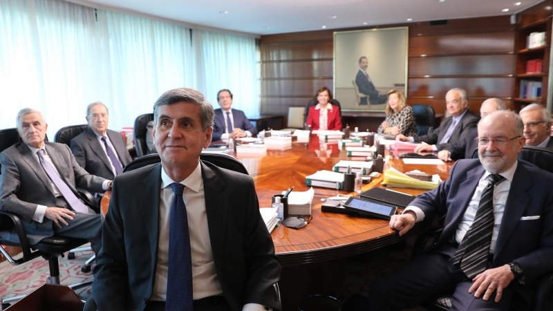 15 de diciembre de 2021. El presidente del Tribunal Constitucional, Pedro González-Trevijano (c) junto a otros jueces, en el primer Pleno jurisdiccional tras la renovación del órgano, en el Tribunal Constitucional, a 15 de diciembre de 2021, en Madrid, (E