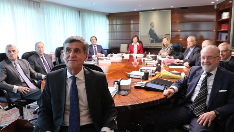 15 de diciembre de 2021. El presidente del Tribunal Constitucional, Pedro González-Trevijano (c) junto a otros jueces, en el primer Pleno jurisdiccional tras la renovación del órgano, en el Tribunal Constitucional, a 15 de diciembre de 2021, en Madrid, (E