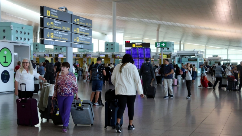 Àrea de sortides a la Terminal 1 de l'aeroport del Prat
