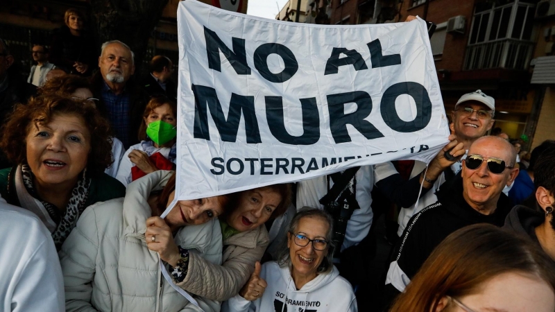 Varios vecinos se reúnen en la estación de El Carmen, coincidiendo con la inauguración del AVE a Murcia, para protestar contra el muro que pretendía separar la ciudad en dos.