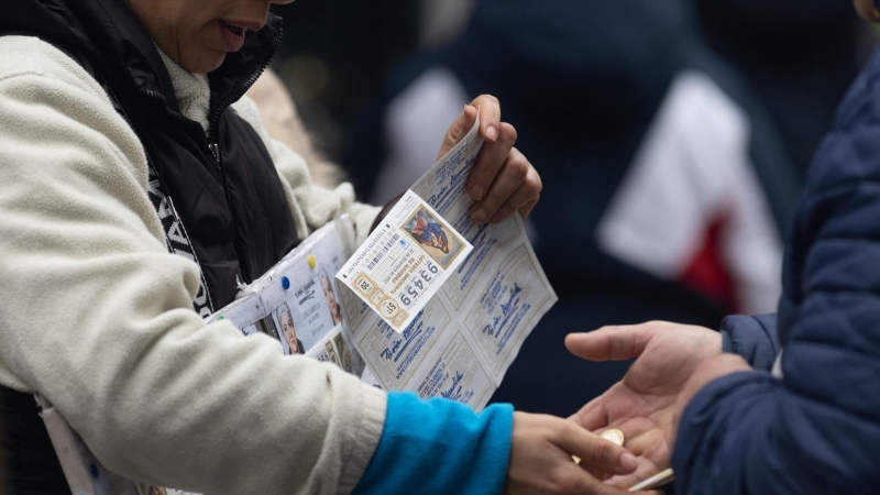 Una persona compra Lotería de Navidad, a 9 de diciembre de 2022, en Madrid