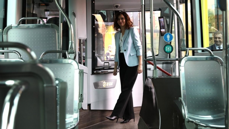 La presidenta de la Comunidad de Madrid, Isabel Díaz Ayuso, en el interior del autobús.