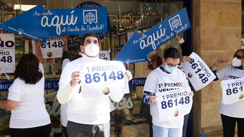 Empleados de la administración situada en la calle Cervantes de Santoña celebran que han vendido parte del número 86148 correspondiente al 'Gordo' del Sorteo Extraordinario de la Lotería de Navidad, a 22 de diciembre de 2021