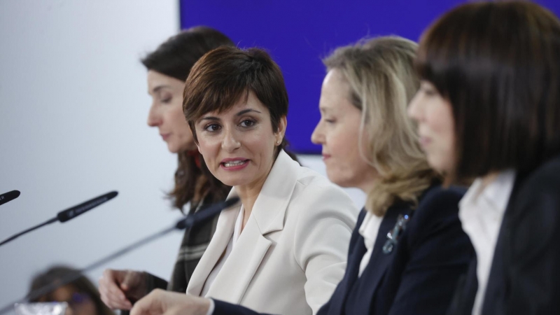 La vicepresidenta primera y ministra de Asuntos Económicos y Transformación Digital, Nadia Calviño (2d), junto a la ministra portavoz del Gobierno, Isabel Rodríguez (2i); la ministra de Ciencia e Innovación, Diana Morant (d), y la titular de la cartera de