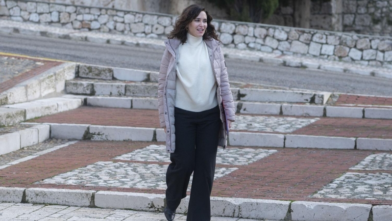 La presidenta de la Comunidad de Madrid, Isabel Díaz Ayuso, durante la inauguración de la X Asamblea Nacional de la Asociación los Pueblos más Bonitos de España, en el Teatro Lope de Vega de Chinchón.