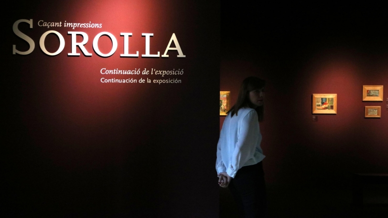 Una noia a l'exposició dedicada a Sorolla al nou centre expositiu