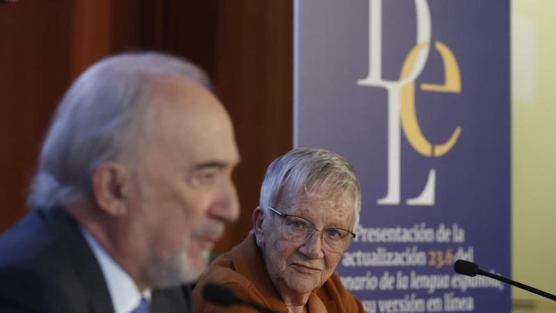 El director de la RAE, Santiago Muñoz Machado, y la directora de la 24.ª edición del Diccionario de la Lengua Española, Paz Battaner, este martes en Madrid.