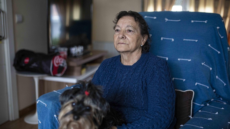 Rosario Gómez-Limón, en el salón de la casa que ocupa en Vallecas (Madrid), de la que será desalojada el 11 de enero.