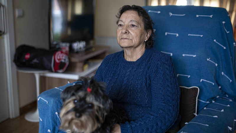 Rosario Gómez-Limón, en el salón de la casa que ocupa en Vallecas (Madrid), de la que será desalojada el 11 de enero.