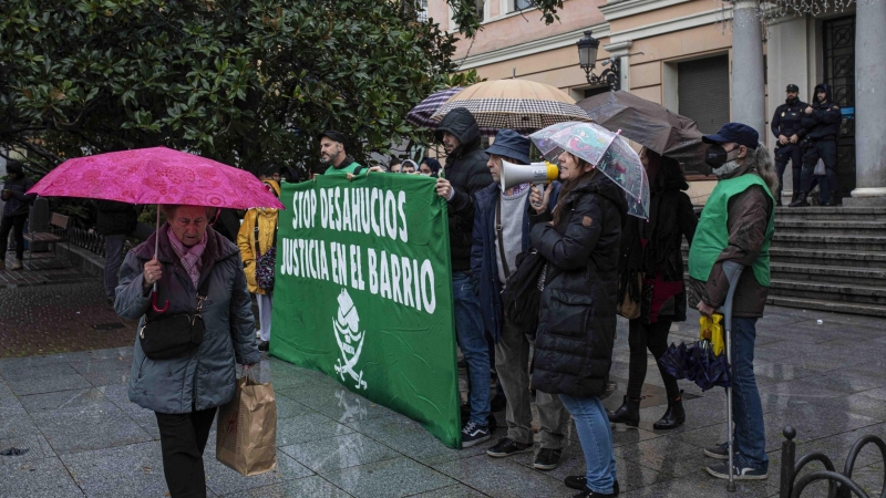 Activistas de la PAH de Vallecas protestan frente a la Junta Municipal del distrito este martes 20 de diciembre de 2022.