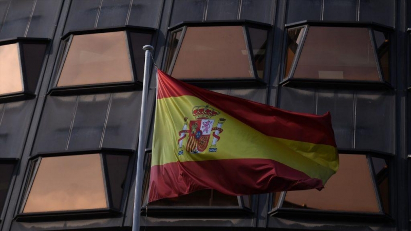 La bandera de España frente a la sede del Tribunal Constitucional el día que se celebra el Pleno extraordinario del Tribunal Constitucional (TC), a 19 de diciembre de 2022, en Madrid (España).