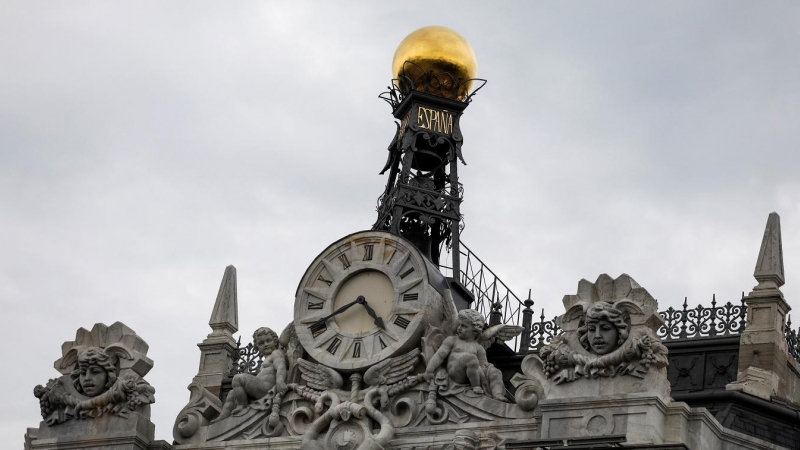 Detalle del reloj ubicado en lo alto de la sede del Banco de España, en Madrid. REUTERS/Juan Medina.