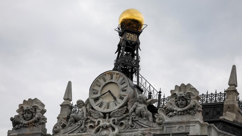 Detalle del reloj ubicado en lo alto de la sede del Banco de España, en Madrid. REUTERS/Juan Medina.