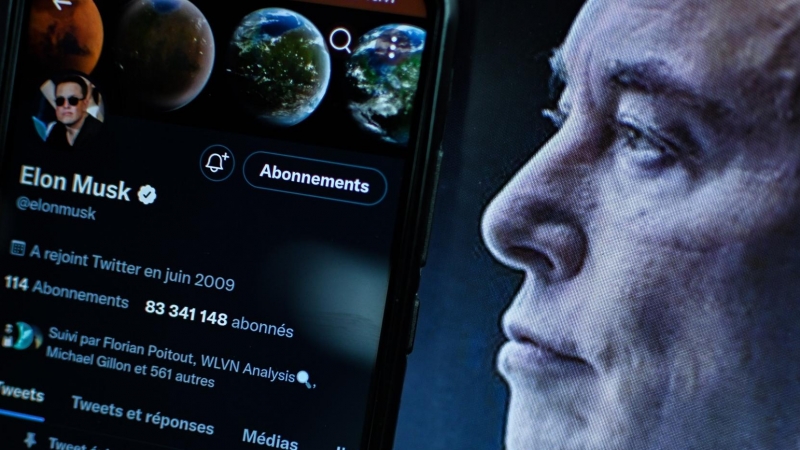 Una vista de la cuenta de Twitter del empresario Elon Musk en la pantalla de un teléfono inteligente a 25 de abril del 2022