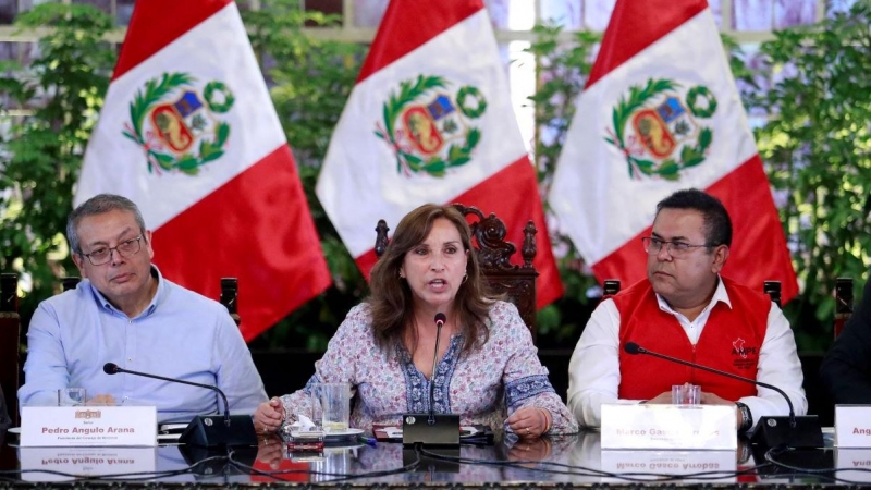 La presidenta de Perú, Dina Boluarte, durante una reunión con alcaldes y gobernadores en el Palacio de Gobierno, en Lima, Perú, a 17 de diciembre de 2022.