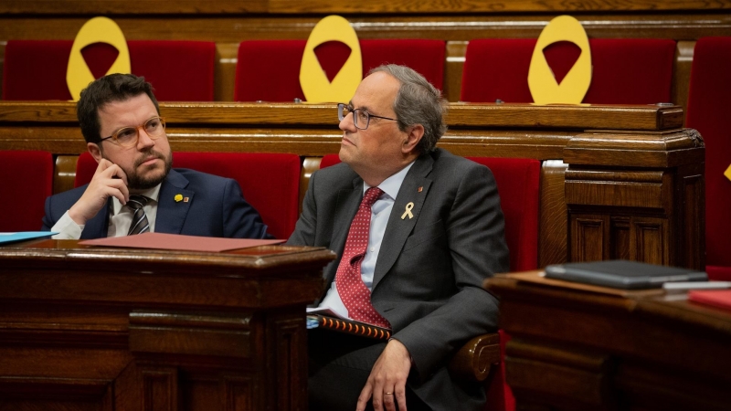 Imagen de archivo de 2019 del entonces vicepresidente de la Generalitat, Pere Aragonès y el presidente de la Generalitat, Quim Torra, durante una sesión plenaria en el Parlament de Catalunya.
