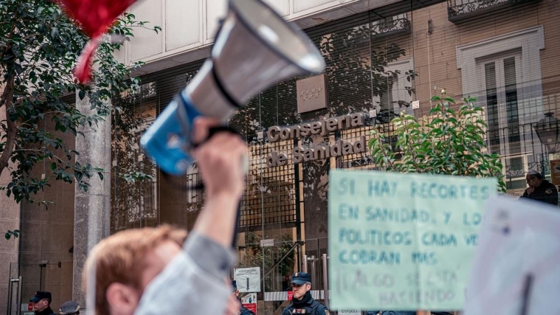 Imagen de archivo de varias personas frente a la Consejería de Sanidad durante una manifestación de médicos y pediatras, a 30 de noviembre de 2022, en Madrid (España).