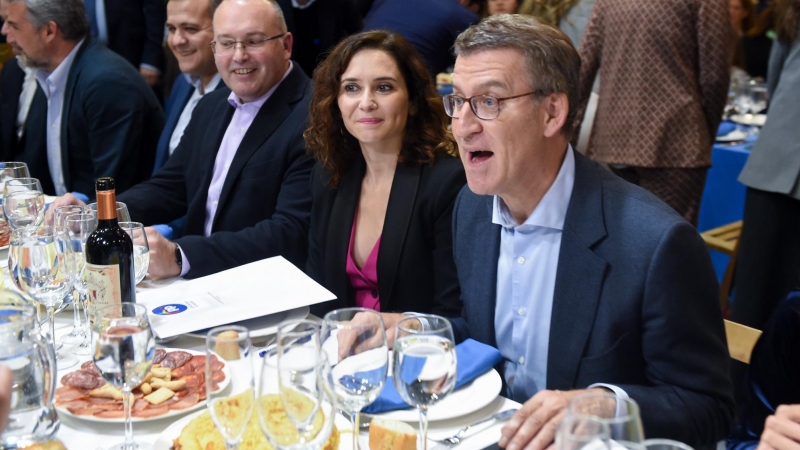 El presidente del PP, Alberto Núñez Feijóo y la presidenta de la Comunidad de Madrid, Isabel Díaz Ayuso, durante la cena de Navidad del PP madrileño.