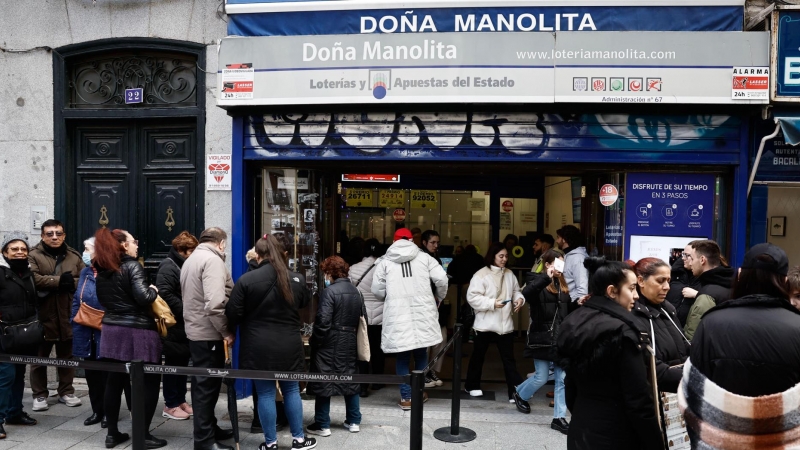 Largas colas frente a la céntrica administración de lotería de Doña Manolita, una de las que más décimos vende en toda España.
