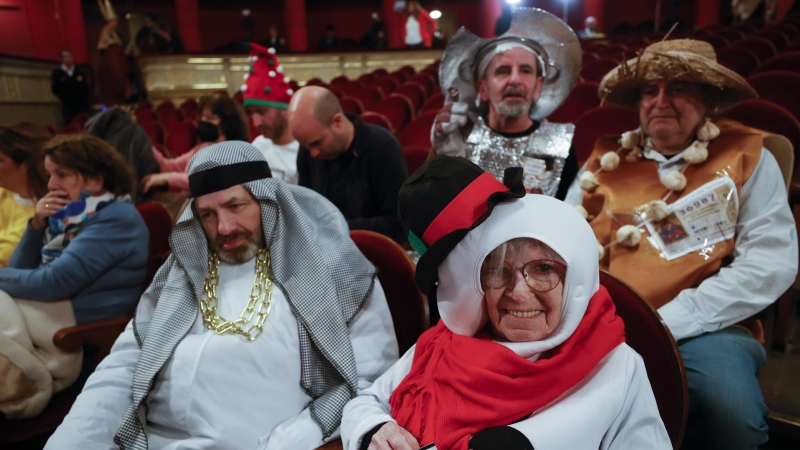 Varias personas disfrazadas esperan el comienzo del sorteo de El Gordo de Navidad en el Teatro Real en Madrid, este jueves 22 de diciembre de 2022.