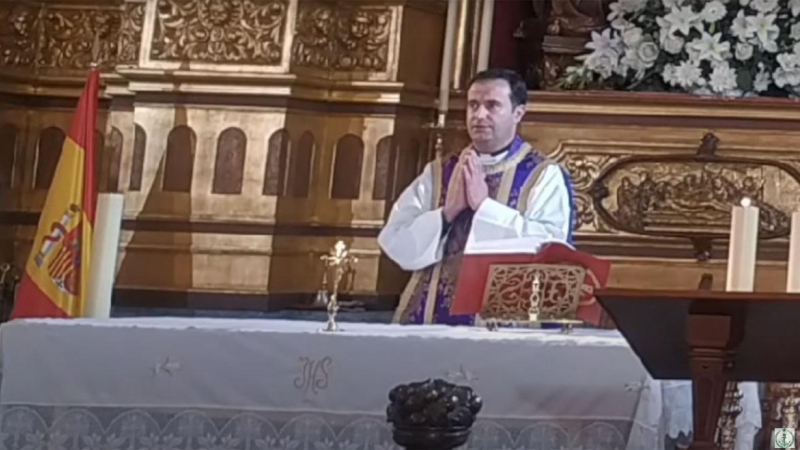 El párroco Óscar Martín Biezma, durante su homilía.