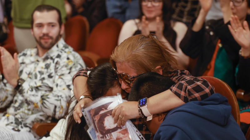 Una mujer del público celebra ser ganadora del premio Gordo durante el sorteo de Navidad celebrado en el Teatro Real en Madrid, este jueves.