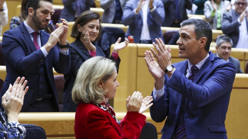 El presidente del Gobierno, Pedro Sánchez es aplaudido por su grupo tras intervenir en el pleno del Senado, este miércoles en Madrid