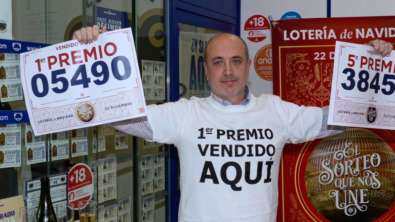 Luis , propietario de la administración 'La rana de oro' de Arroyo de la Encomienda (Valladolid) posa después de conocer que ha vendido diez décimos del número 05490, primer premio de la lotería de Navidad, y otros 10 décimos de un quinto premio (el 38454