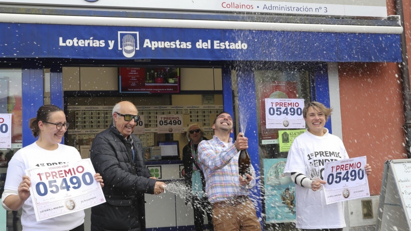 Responsables de la administración de lotería de la localidad asturiana de Moreda celebran este jueves el haber vendido décimos del primer premio de la Lotería de Navidad.