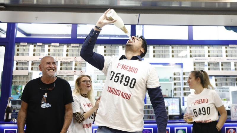 Propietarios y empleados de la administración 'La Chulapa de Moncloa' celebran haber vendido El Gordo, el número 05490, este jueves en Madrid.