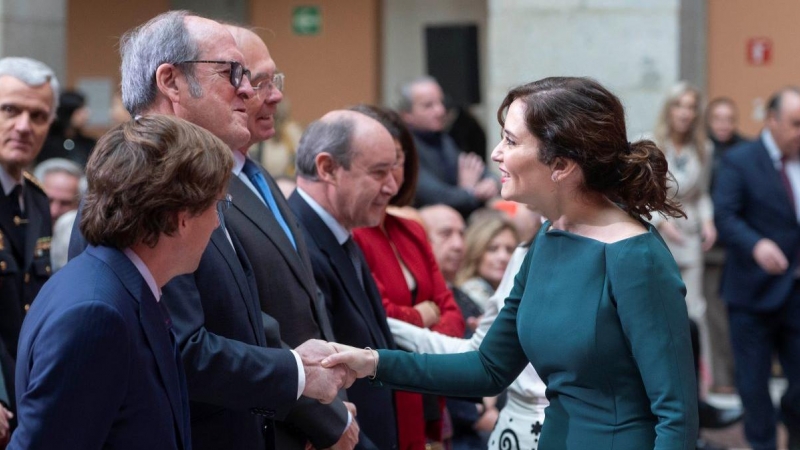 La presidenta de la Comunidad de Madrid, Isabel Díaz Ayuso, y el Defensor del Pueblo, Ángel Gabilondo, se saludan durante el acto homenaje a la Constitución Española en la Real Casa de Correos, a 2 de diciembre de 2022, en Madrid.