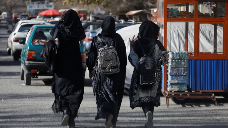 Varias mujeres caminan en las inmediaciones de la Universidad de Kabul.
