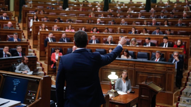 21/12/2022.- El presidente del Gobierno, Pedro Sánchez (de espaldas), interviene durante la sesión de control celebrada, este miércoles, en el Congreso de los Diputados. EFE/ Juan Carlos Hidalgo