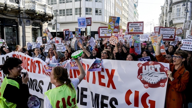 Trabajadores se manifiestan con pancartas durante la primera jornada de huelga de las tiendas de Inditex en A Coruña, en la Plaza de Lugo, a 25 de noviembre de 2022,