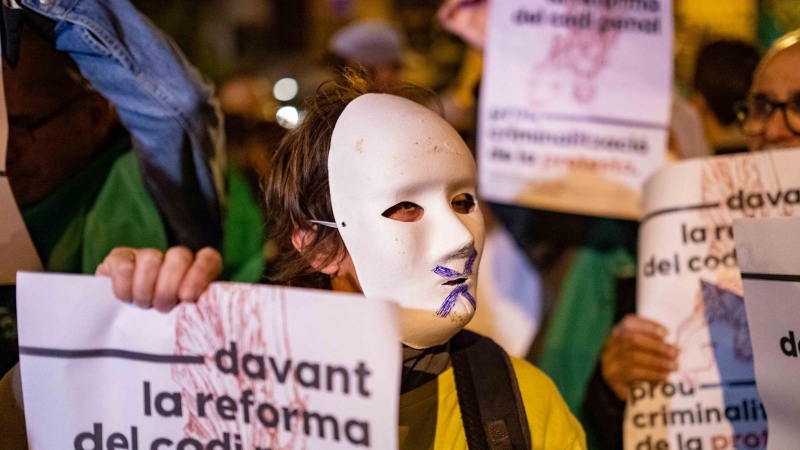 Un hombre participa en una manifestación para retirar los desórdenes agravados al reformar el Código Penal, frente a la Delegación del Gobierno, a 1 de diciembre de 2022, en Barcelona.