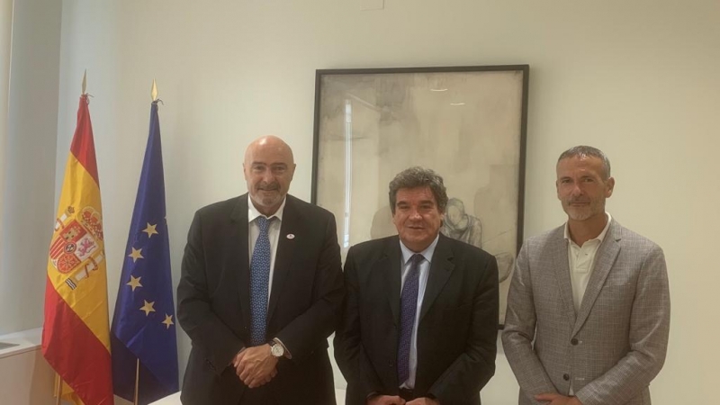 José María Torres, president de CONPYMES; José Luis Escrivá, ministre d'Inclusió, Seguretat Social i Migracions, i Juan José Gil, secretari general de CONPYMES, durant una reunió per analitzar el tema de la representatitvitat de la petita i mitjana empres