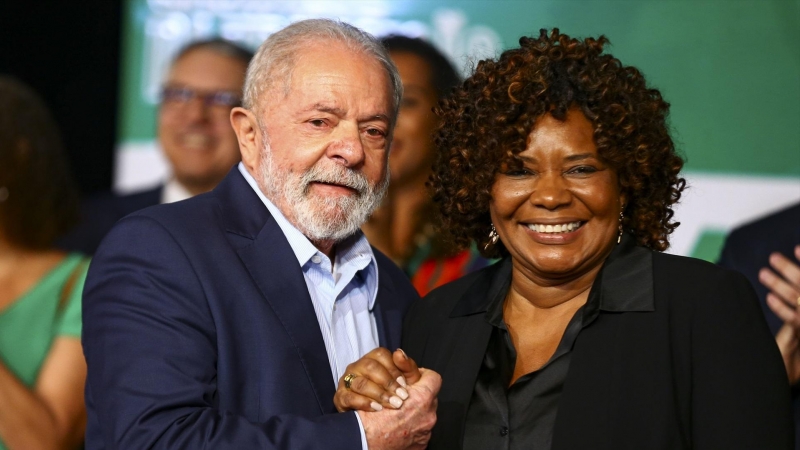 Imagen de Lula da Silva y Margareth Menezes durante el anuncio de los ministros del próximo Gobierno de Brasil.