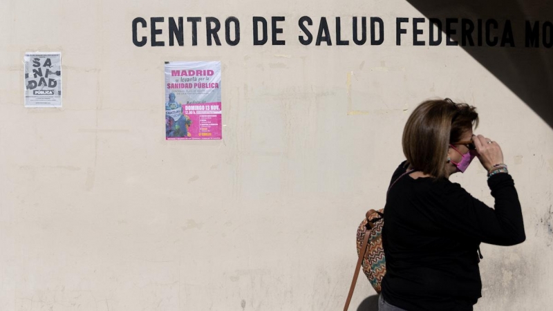 Una mujer pasa por delante del Centro de Salud Federica Montseny del Servicio de Urgencias de Atención Primaria (SUAP), a 7 de noviembre de 2022, en Madrid.