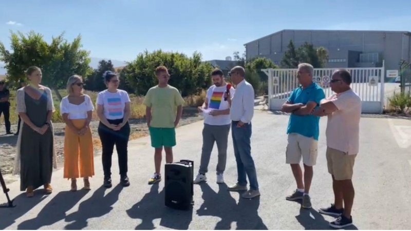 Foto cedida de frente a la empresa donde Iván Redondo (cuarto por la izquierda) sufrió las vejaciones homófobas por parte de sus compañeros.