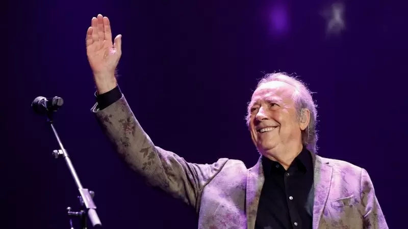 23/12/2022 El cantautor Joan Manuel Serrat, durante su último concierto antes de su retirada de la música, en el Palau de Sant Jordi, en Barcelona