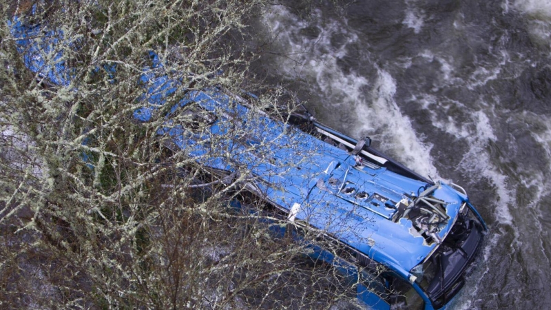 El autobús que se precipitó al río Lérez en la provincia de Pontevedra.