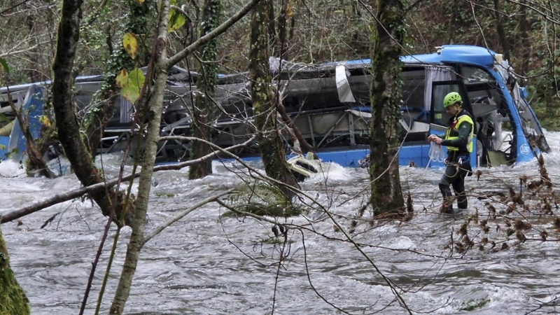 Los equipos de emergencias dieron por terminado el operativo de rescate de las víctimas, en Pontevedra, a 25 de diciembre de 2022.