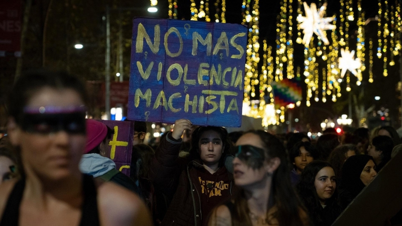 Una mujer sujeta una pancarta durante una manifestación contra la violencia machista, a 25 de noviembre de 2022, en Barcelona.